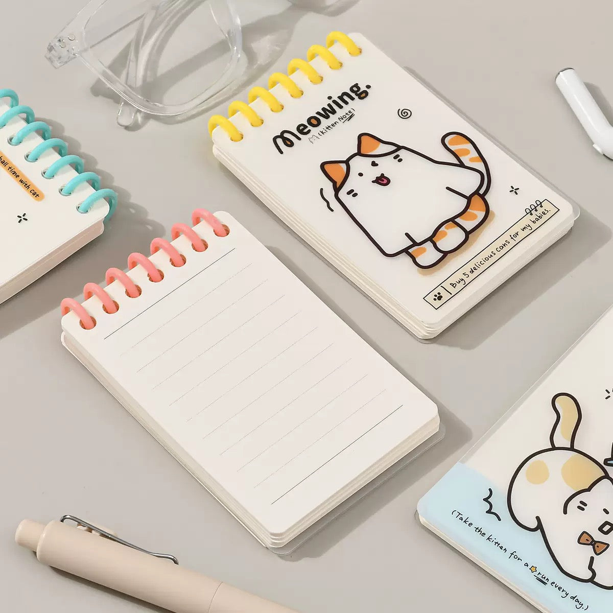 Schattig Kawaii miauwend kitten spiraalschrift