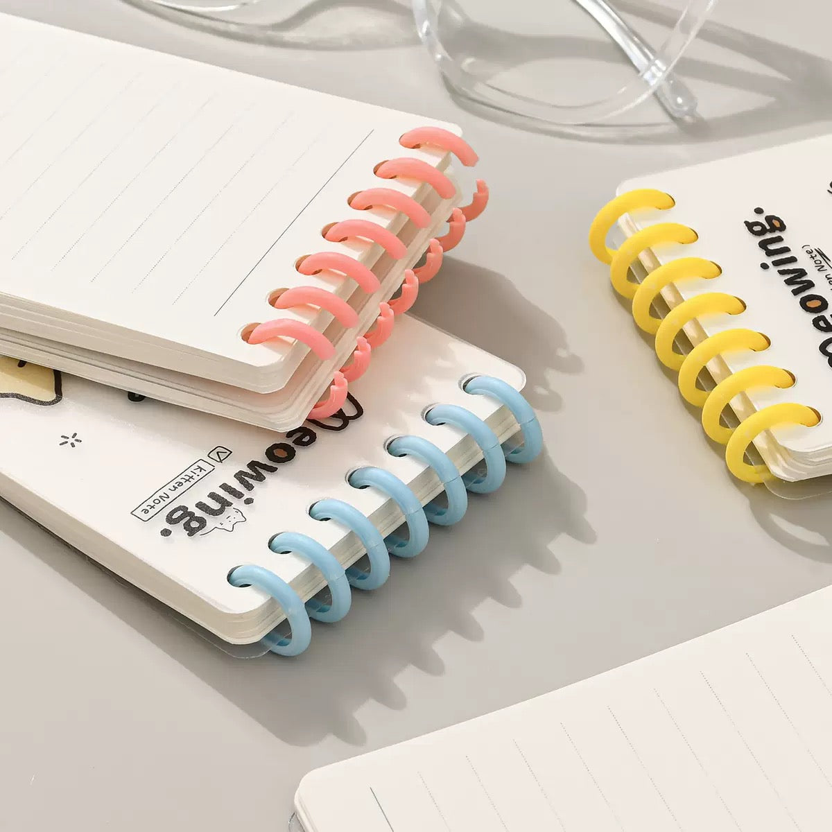 Schattig Kawaii miauwend kitten spiraalschrift